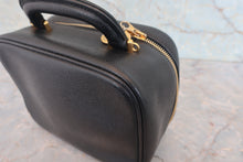 将图片加载到图库查看器,CHANEL/香奈儿 经典双C 化妆包 荔枝皮 Black/Gold hadware(黑色/金色金属) 化妆包 800040041