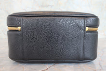 将图片加载到图库查看器,CHANEL/香奈儿 经典双C 化妆包 荔枝皮 Black/Gold hadware(黑色/金色金属) 化妆包 800040041