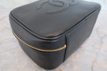 将图片加载到图库查看器,CHANEL/香奈儿 经典双C 化妆包 荔枝皮 Black/Gold hadware(黑色/金色金属) 化妆包 800040041