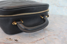 将图片加载到图库查看器,CHANEL/香奈儿 经典双C 化妆包 荔枝皮 Black/Gold hadware(黑色/金色金属) 化妆包 800040041