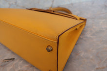 Load image into Gallery viewer, HERMES KELLY 32 Graine Couchevel leather Jaune 〇W Engraving Shoulder bag 700080175