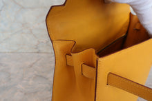 Load image into Gallery viewer, HERMES KELLY 32 Graine Couchevel leather Jaune 〇W Engraving Shoulder bag 700080175