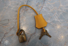 Load image into Gallery viewer, HERMES KELLY 32 Graine Couchevel leather Jaune 〇W Engraving Shoulder bag 700080175