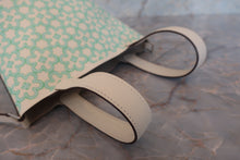 Load image into Gallery viewer, HERMES PICOTIN LOCK Micro(micro) Lucky Daisy Swift leather Nata/Vert B Engraving Hand bag 700080187