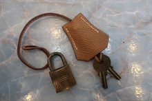 Load image into Gallery viewer, HERMES KELLY 28 Graine Couchevel leather Natural Hand bag 700050287