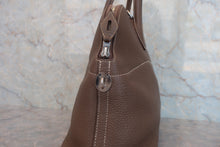 Load image into Gallery viewer, HERMES/BOLIDE 31 Clemence leather Etoupe gray A Engraving Shoulder bag 800070083