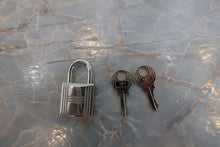 Load image into Gallery viewer, HERMES PICOTIN LOCK Micro(micro) Lucky Daisy Swift leather Nata/Vert B Engraving Hand bag 700080187