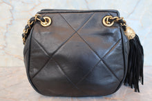 將圖片載入圖庫檢視器 CHANEL/シャネル ココマークフリンジチェーンショルダーバッグ ラムスキン ブラック/ゴールド金具 ショルダーバッグ 700090244
