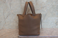 画像をギャラリービューアに読み込む, HERMES/エルメス ピコタンロックMM トリヨンクレマンス エトゥープ Z刻印 ハンドバッグ 700120148