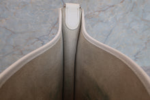 Load image into Gallery viewer, HERMES EVELYNE 2PM Clemence leather  white  □I Engraving Shoulder bag 700080150