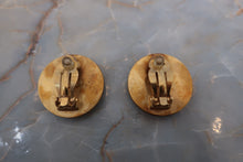 將圖片載入圖庫檢視器 CHANEL/シャネル ココマークラウンドイヤリング 金メッキ ゴールド イヤリング 500100126