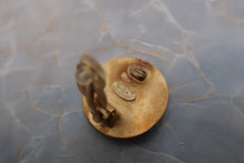 將圖片載入圖庫檢視器 CHANEL/シャネル ココマークラウンドイヤリング 金メッキ ゴールド イヤリング 500100126