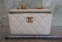 画像をギャラリービューアに読み込む, CHANEL/シャネル ミニマトラッセチェーンショルダーバッグ キャビアスキン ホワイト/ゴールド金具 ショルダーバッグ 700110038
