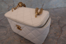 画像をギャラリービューアに読み込む, CHANEL/シャネル ミニマトラッセチェーンショルダーバッグ キャビアスキン ホワイト/ゴールド金具 ショルダーバッグ 700110038