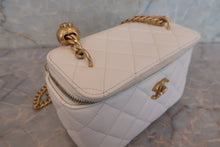 画像をギャラリービューアに読み込む, CHANEL/シャネル ミニマトラッセチェーンショルダーバッグ キャビアスキン ホワイト/ゴールド金具 ショルダーバッグ 700110038