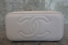 画像をギャラリービューアに読み込む, CHANEL/シャネル ミニマトラッセチェーンショルダーバッグ キャビアスキン ホワイト/ゴールド金具 ショルダーバッグ 700110038