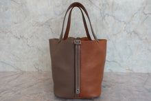 将图片加载到图库查看器,HERMES PICOTIN LOCK CASAQUE MM Clemence leather Etoupe gray/Gold □P刻印 Hand bag 800070093