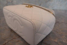 画像をギャラリービューアに読み込む, CHANEL/シャネル ミニマトラッセチェーンショルダーバッグ キャビアスキン ホワイト/ゴールド金具 ショルダーバッグ 700110038