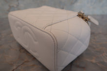 画像をギャラリービューアに読み込む, CHANEL/シャネル ミニマトラッセチェーンショルダーバッグ キャビアスキン ホワイト/ゴールド金具 ショルダーバッグ 700110038