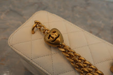 画像をギャラリービューアに読み込む, CHANEL/シャネル ミニマトラッセチェーンショルダーバッグ キャビアスキン ホワイト/ゴールド金具 ショルダーバッグ 700110038