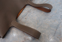 将图片加载到图库查看器,HERMES PICOTIN LOCK CASAQUE MM Clemence leather Etoupe gray/Gold □P刻印 Hand bag 800070093