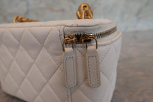 画像をギャラリービューアに読み込む, CHANEL/シャネル ミニマトラッセチェーンショルダーバッグ キャビアスキン ホワイト/ゴールド金具 ショルダーバッグ 700110038