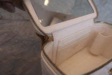 画像をギャラリービューアに読み込む, CHANEL/シャネル ミニマトラッセチェーンショルダーバッグ キャビアスキン ホワイト/ゴールド金具 ショルダーバッグ 700110038