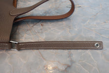 将图片加载到图库查看器,HERMES PICOTIN LOCK CASAQUE MM Clemence leather Etoupe gray/Gold □P刻印 Hand bag 800070093