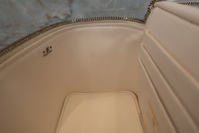 画像をギャラリービューアに読み込む, CHANEL/シャネル ミニマトラッセチェーンショルダーバッグ キャビアスキン ホワイト/ゴールド金具 ショルダーバッグ 700110038