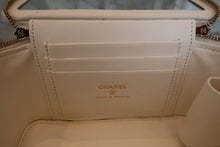 画像をギャラリービューアに読み込む, CHANEL/シャネル ミニマトラッセチェーンショルダーバッグ キャビアスキン ホワイト/ゴールド金具 ショルダーバッグ 700110038