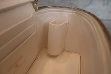 画像をギャラリービューアに読み込む, CHANEL/シャネル ミニマトラッセチェーンショルダーバッグ キャビアスキン ホワイト/ゴールド金具 ショルダーバッグ 700110038