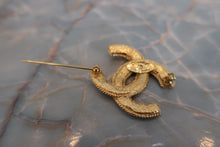Load image into Gallery viewer, CHANEL CC mark brooch Gold plate Gold Brooch 600040086