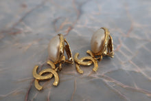 Load image into Gallery viewer, CHANEL CC mark Pearl earring Gold plate Gold Earring 600040087