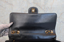 将图片加载到图库查看器,CHANEL/香奈儿 中号CF 单盖包 双链条包 羊皮 Black/Gold hadware(黑色/金色金属) 肩背包 800030137