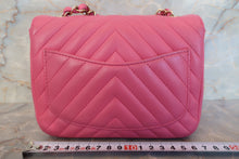 Load image into Gallery viewer, CHANEL  V-Stitch chain shoulder bag Lambskin Pink/Gold hadware Shoulder bag 700100046