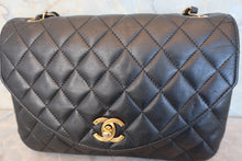 Load image into Gallery viewer, CHANEL Matelasse chain shoulder bag Lambskin Black/Gold hadware Shoulder bag 700090190