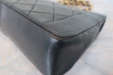 Load image into Gallery viewer, CHANEL Diana matelasse chain shoulder bag Lambskin Black/Gold hadware Shoulder bag 700120094
