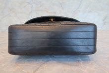 Load image into Gallery viewer, CHANEL Matelasse chain shoulder bag Lambskin Black/Gold hadware Shoulder bag 700080113