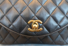 Load image into Gallery viewer, CHANEL Matelasse chain shoulder bag Lambskin Black/Gold hadware Shoulder bag 700080113