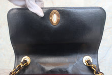 Load image into Gallery viewer, CHANEL Matelasse chain shoulder bag Lambskin Black/Gold hadware Shoulder bag 700120101