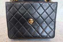 Load image into Gallery viewer, CHANEL Matelasse chain shoulder bag Lambskin Black/Gold hadware Shoulder bag 700120101