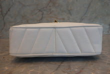 Load image into Gallery viewer, CHANEL  Bias stitch chain shoulder bag Caviar skin White/Gold hadware Shoulder bag 700080101