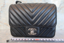 Load image into Gallery viewer, CHANEL  V-Stitch chain shoulder bag Lambskin Black/Silver hadware Shoulder bag 700100029