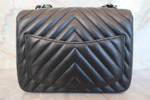 Load image into Gallery viewer, CHANEL  V-Stitch chain shoulder bag Lambskin Black/Silver hadware Shoulder bag 700100029