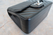 Load image into Gallery viewer, CHANEL  V-Stitch chain shoulder bag Lambskin Black/Silver hadware Shoulder bag 700100029