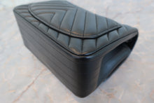 Load image into Gallery viewer, CHANEL  V-Stitch chain shoulder bag Lambskin Black/Silver hadware Shoulder bag 700100029