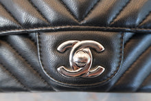 Load image into Gallery viewer, CHANEL  V-Stitch chain shoulder bag Lambskin Black/Silver hadware Shoulder bag 700100029