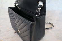 Load image into Gallery viewer, CHANEL  V-Stitch chain shoulder bag Lambskin Black/Silver hadware Shoulder bag 700100029