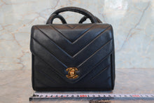 Load image into Gallery viewer, CHANEL  V-Stitch chain shoulder bag Lambskin Black/Gold hadware Shoulder bag 700080193