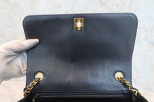 将图片加载到图库查看器,CHANEL/香奈儿 CF 链条包 荔枝皮 Black/Gold hadware(黑色/金色金属) 肩背包 800040086